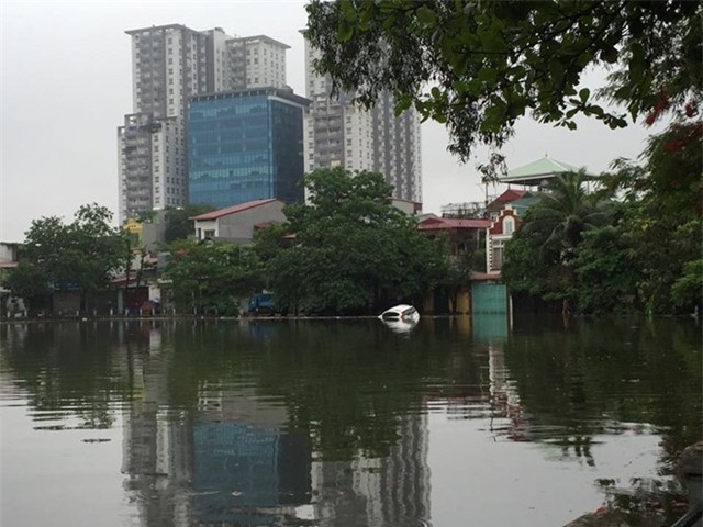 Giao thong Ha Noi te liet vi con mua lon nhat nam hinh anh 3