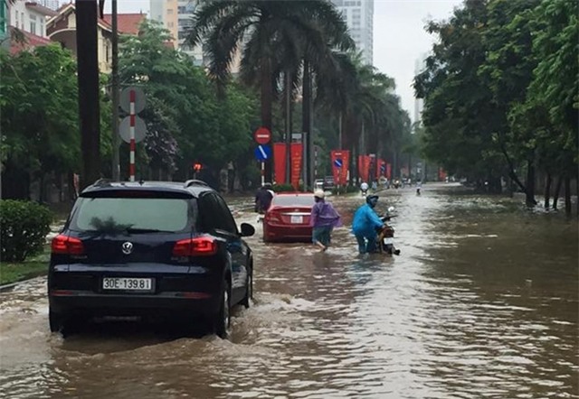 Giao thong Ha Noi te liet vi con mua lon nhat nam hinh anh 4