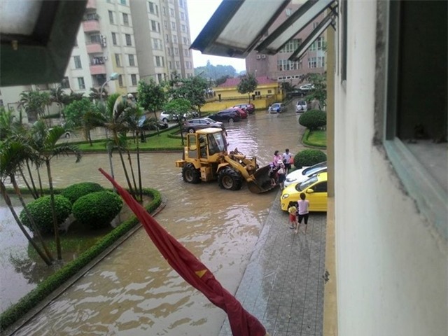 Giao thong Ha Noi te liet vi con mua lon nhat nam hinh anh 6