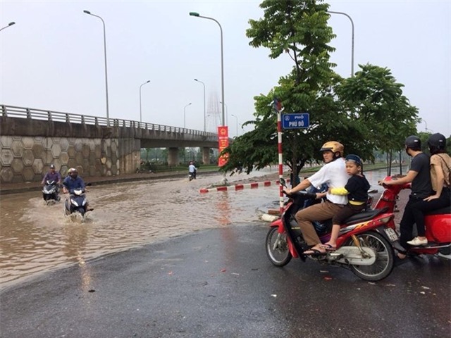 Giao thong Ha Noi te liet vi con mua lon nhat nam hinh anh 7