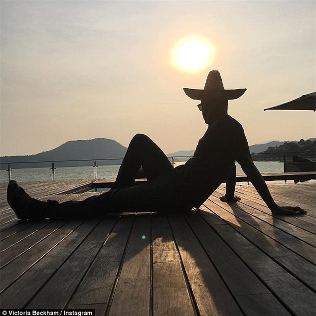 Victoria Beckham dễ thương thế này trong clip nhảy múa dưới hoàng hôn - Ảnh 3.