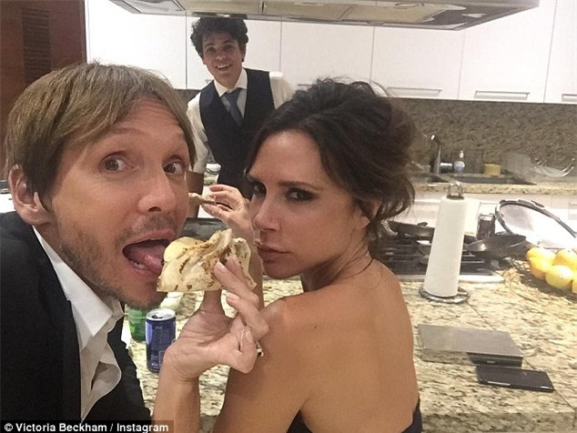 Victoria Beckham dễ thương thế này trong clip nhảy múa dưới hoàng hôn - Ảnh 5.