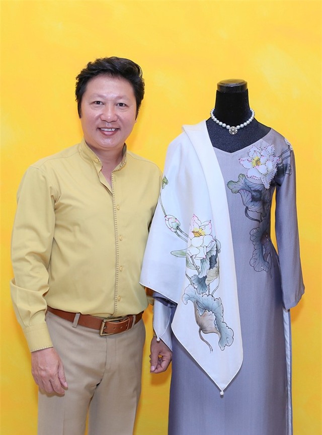 Việt Nam gửi tặng Đệ nhất phu nhân Mỹ áo dài hoa sen