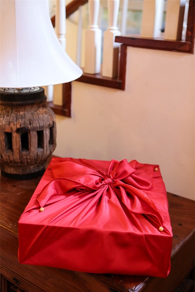 Việt Nam gửi tặng Đệ nhất phu nhân Mỹ áo dài hoa sen