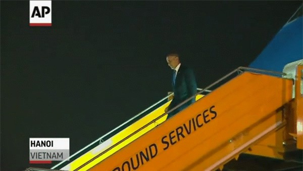 Những hình ảnh ấn tượng nhất của Tổng thống Obama trong 3 ngày ở Việt Nam - Ảnh 1.
