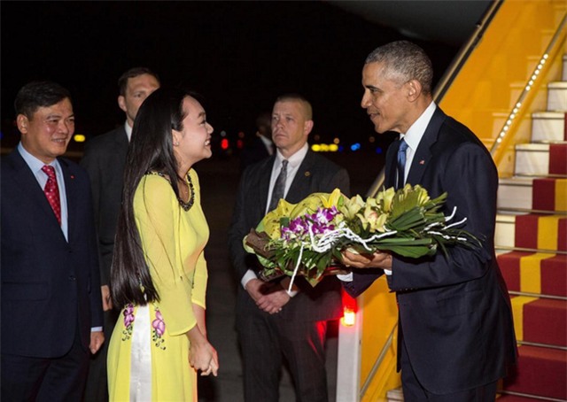 Những hình ảnh ấn tượng nhất của Tổng thống Obama trong 3 ngày ở Việt Nam - Ảnh 2.