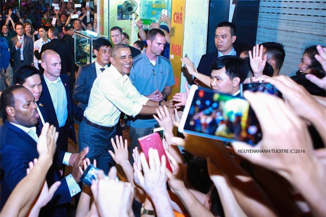 Những hình ảnh ấn tượng nhất của Tổng thống Obama trong 3 ngày ở Việt Nam - Ảnh 4.