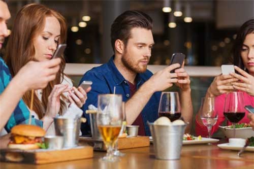Dùng smartphone thường xuyên có thể gây tăng động - 1