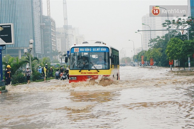 Hà Nội phố biến thành sông, dịch vụ chở xe máy qua đoạn đường ngập được dịp hốt bạc - Ảnh 1.