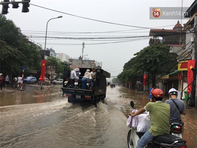 Hà Nội phố biến thành sông, dịch vụ chở xe máy qua đoạn đường ngập được dịp hốt bạc - Ảnh 10.