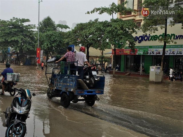Hà Nội phố biến thành sông, dịch vụ chở xe máy qua đoạn đường ngập được dịp hốt bạc - Ảnh 11.