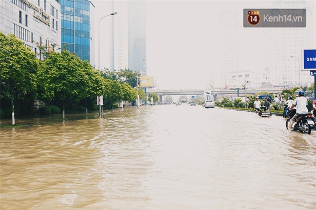 Hà Nội phố biến thành sông, dịch vụ chở xe máy qua đoạn đường ngập được dịp hốt bạc - Ảnh 3.
