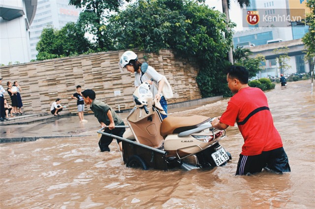 Hà Nội phố biến thành sông, dịch vụ chở xe máy qua đoạn đường ngập được dịp hốt bạc - Ảnh 4.