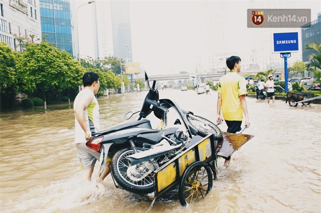 Hà Nội phố biến thành sông, dịch vụ chở xe máy qua đoạn đường ngập được dịp hốt bạc - Ảnh 5.
