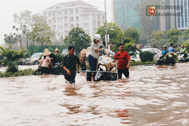 Hà Nội phố biến thành sông, dịch vụ chở xe máy qua đoạn đường ngập được dịp hốt bạc - Ảnh 8.