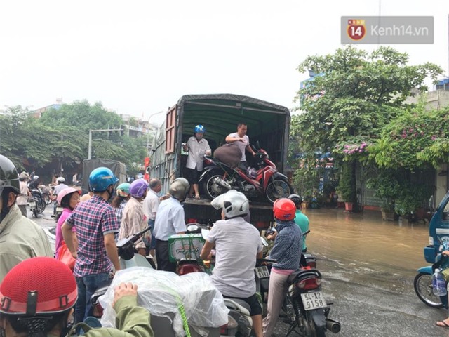 Hà Nội phố biến thành sông, dịch vụ chở xe máy qua đoạn đường ngập được dịp hốt bạc - Ảnh 9.