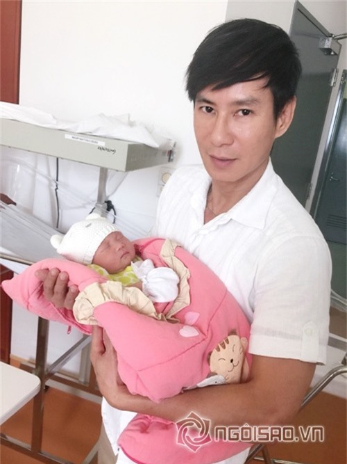 nhóc tỳ nhà sao ngủ với bố 14