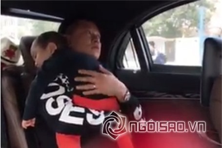 nhóc tỳ nhà sao ngủ với bố 4