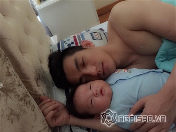 nhóc tỳ nhà sao ngủ với bố 12