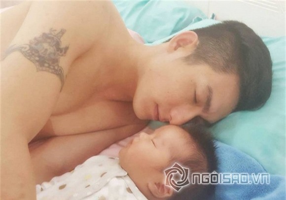 nhóc tỳ nhà sao ngủ với bố 1