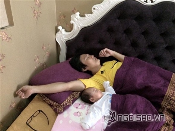 nhóc tỳ nhà sao ngủ với bố 3