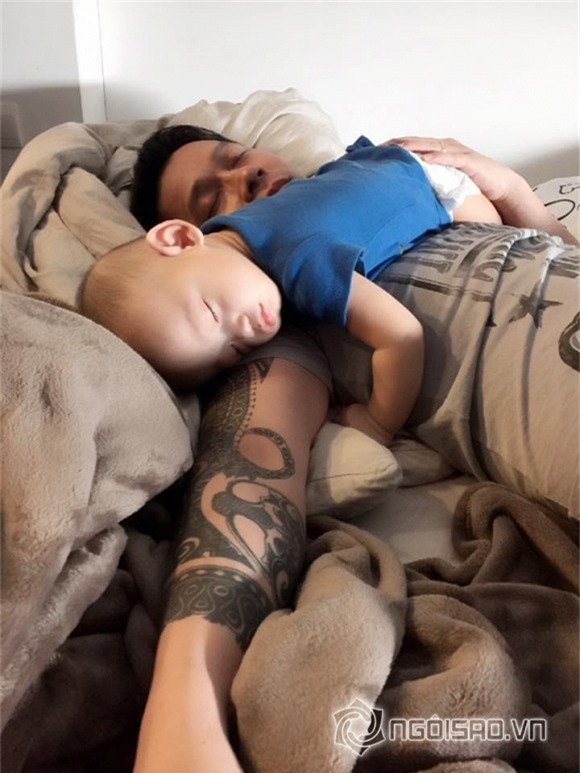 nhóc tỳ nhà sao ngủ với bố 11