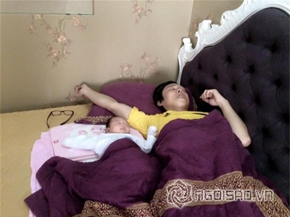 nhóc tỳ nhà sao ngủ với bố 6