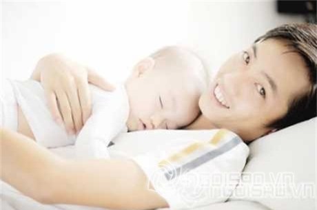 nhóc tỳ nhà sao ngủ với bố 16