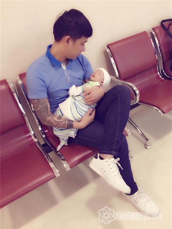 nhóc tỳ nhà sao ngủ với bố 8