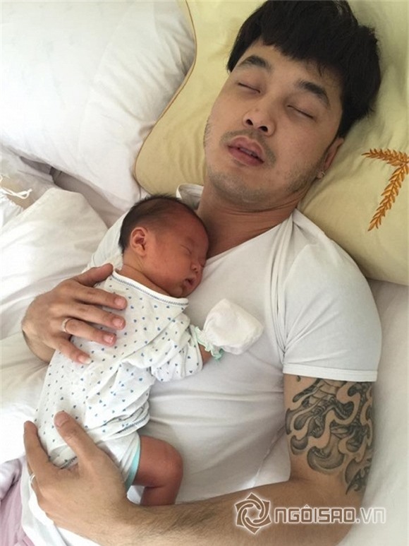 nhóc tỳ nhà sao ngủ với bố 13