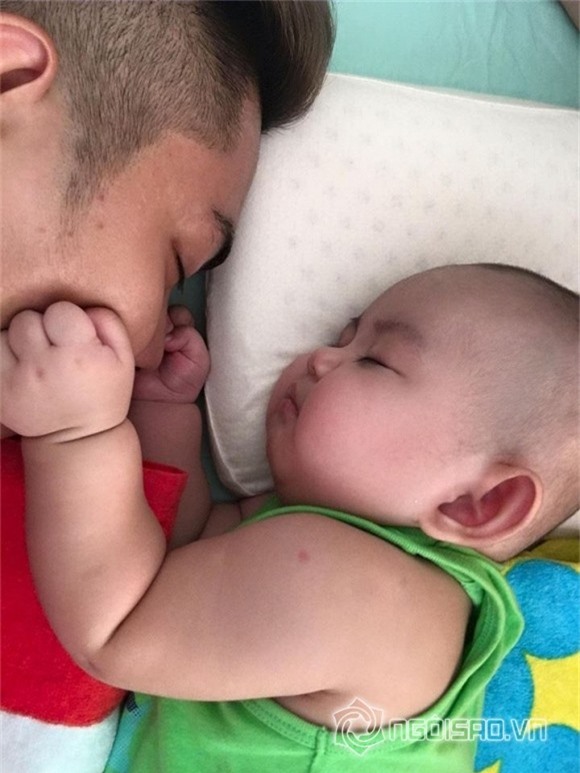 nhóc tỳ nhà sao ngủ với bố 7