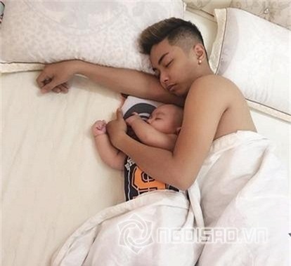 nhóc tỳ nhà sao ngủ với bố 7