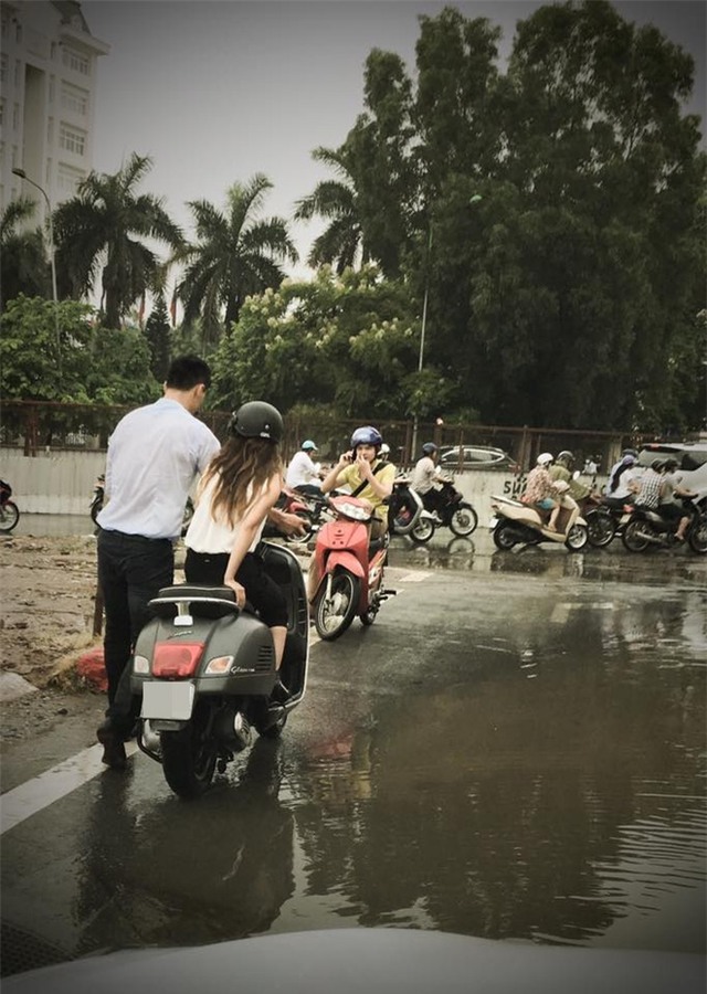 Những soái ca trong lòng cư dân mạng nhân ngày Hà Nội ngập! - Ảnh 2.