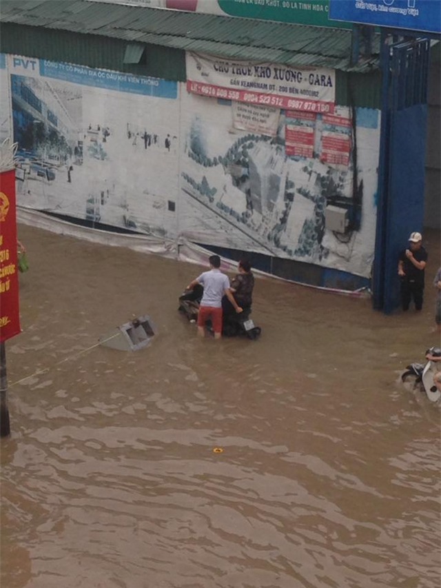 Những soái ca trong lòng cư dân mạng nhân ngày Hà Nội ngập! - Ảnh 3.