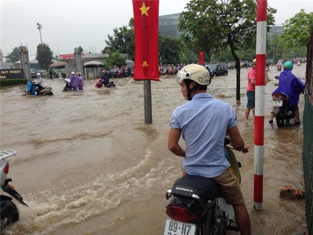 tát nước, mưa ngập, Hà Nội, lũ lụt, tắc đường, công sở, đến trường, đi làm