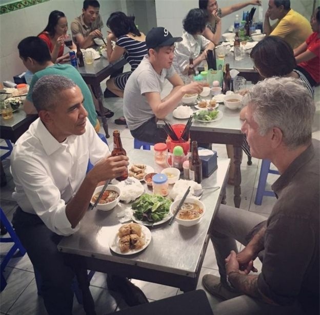 Barack Obama, Anthony Bourdain, đầu bếp, bún chả, Tổng thống Mỹ ăn bún chả, Barack Obama ăn bún chả, Barack Obama đến Việt Nam, Nguyễn Thanh Việt, Cảm tình viên, Pulitzer, The Sympathizer