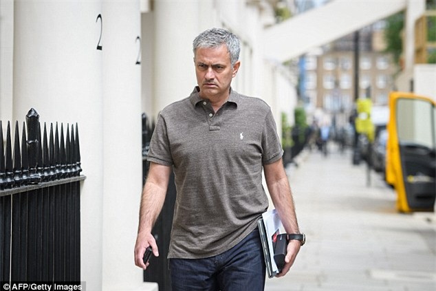 Mourinho dẫn dắt MU và cuộc chiến của những siêu huấn luyện viên - Ảnh 1.