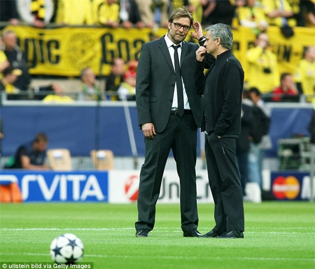 Mourinho dẫn dắt MU và cuộc chiến của những siêu huấn luyện viên - Ảnh 10.