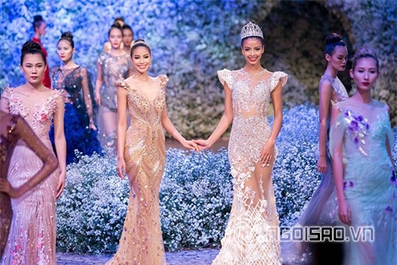 Mẹ chồng Hà Tăng diện váy xuyên thấu đi xem thời trang 0