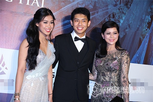 Mẹ chồng Hà Tăng diện váy xuyên thấu đi xem thời trang 0