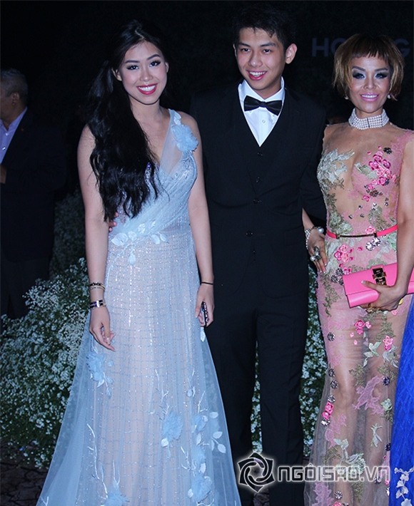 Mẹ chồng Hà Tăng diện váy xuyên thấu đi xem thời trang 9