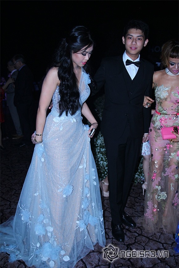 Mẹ chồng Hà Tăng diện váy xuyên thấu đi xem thời trang 10