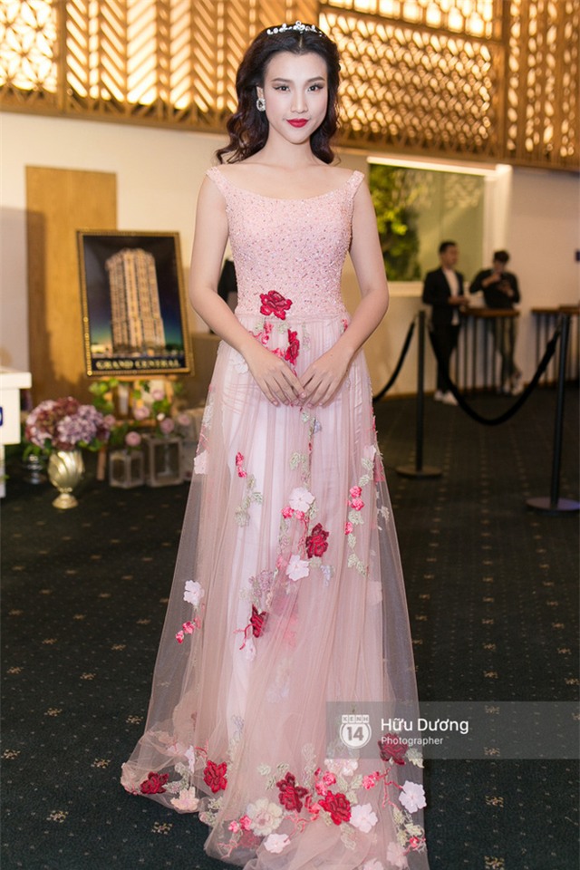 Chi Pu gợi cảm khó cưỡng, lấn át cả Kỳ Duyên - Phạm Hương trên thảm đỏ - Ảnh 10.