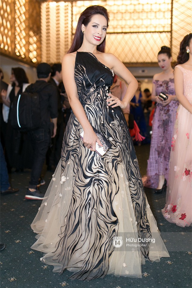 Chi Pu gợi cảm khó cưỡng, lấn át cả Kỳ Duyên - Phạm Hương trên thảm đỏ - Ảnh 11.