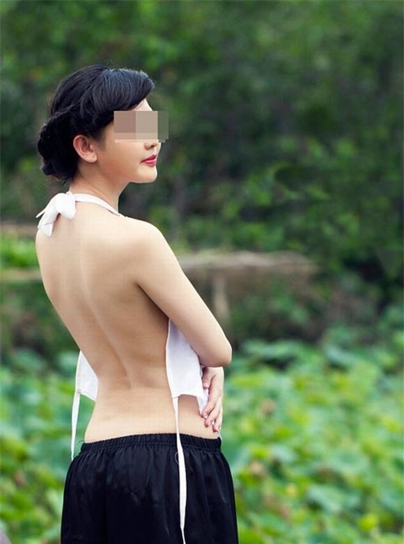 Mùa sen sắp tới, hy vọng các nàng xinh đẹp không đãi chúng ta những cảnh nhức mắt này