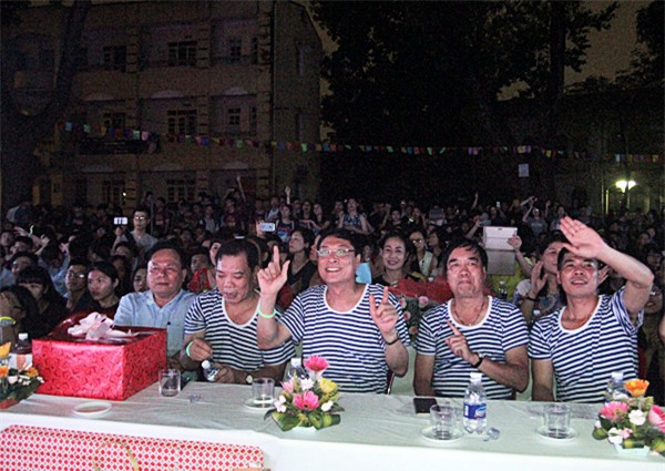 
Thầy Bình và các phụ huynh nhà trường mặc áo đồng phục trẻ trung, hòa mình vào những câu hát của học sinh trên sân khấu
