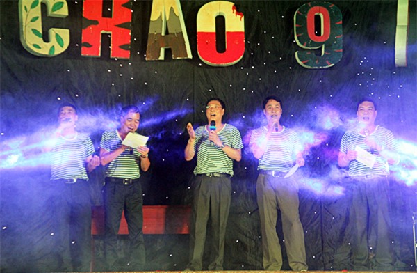 Ban nhạc “Những dòng kẻ” da diết hát ca khúc Nơi đảo xa gửi tặng những học sinh cuối cấp – những người chuẩn bị thành các “chiến sĩ” trên con đường dài tiếp theo