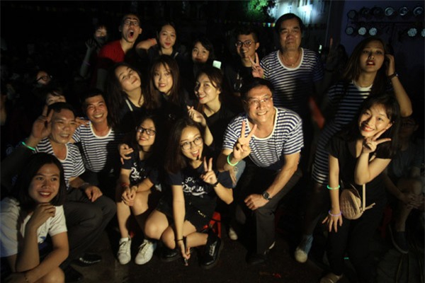 Tạo dáng chụp ảnh “xì tin” cùng các học trò của mình