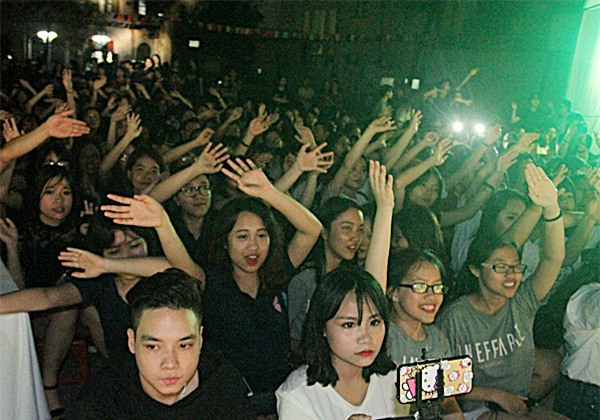 Các học sinh lớp 12 hòa mình vào những giai điệu của đêm dạ tiệc tri ân