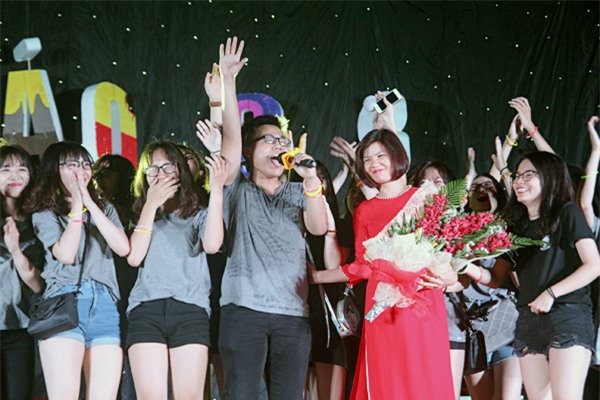 Cả lớp đầy xúc động cùng nói lời cảm ơn cô chủ nhiệm và các thầy cô của trường